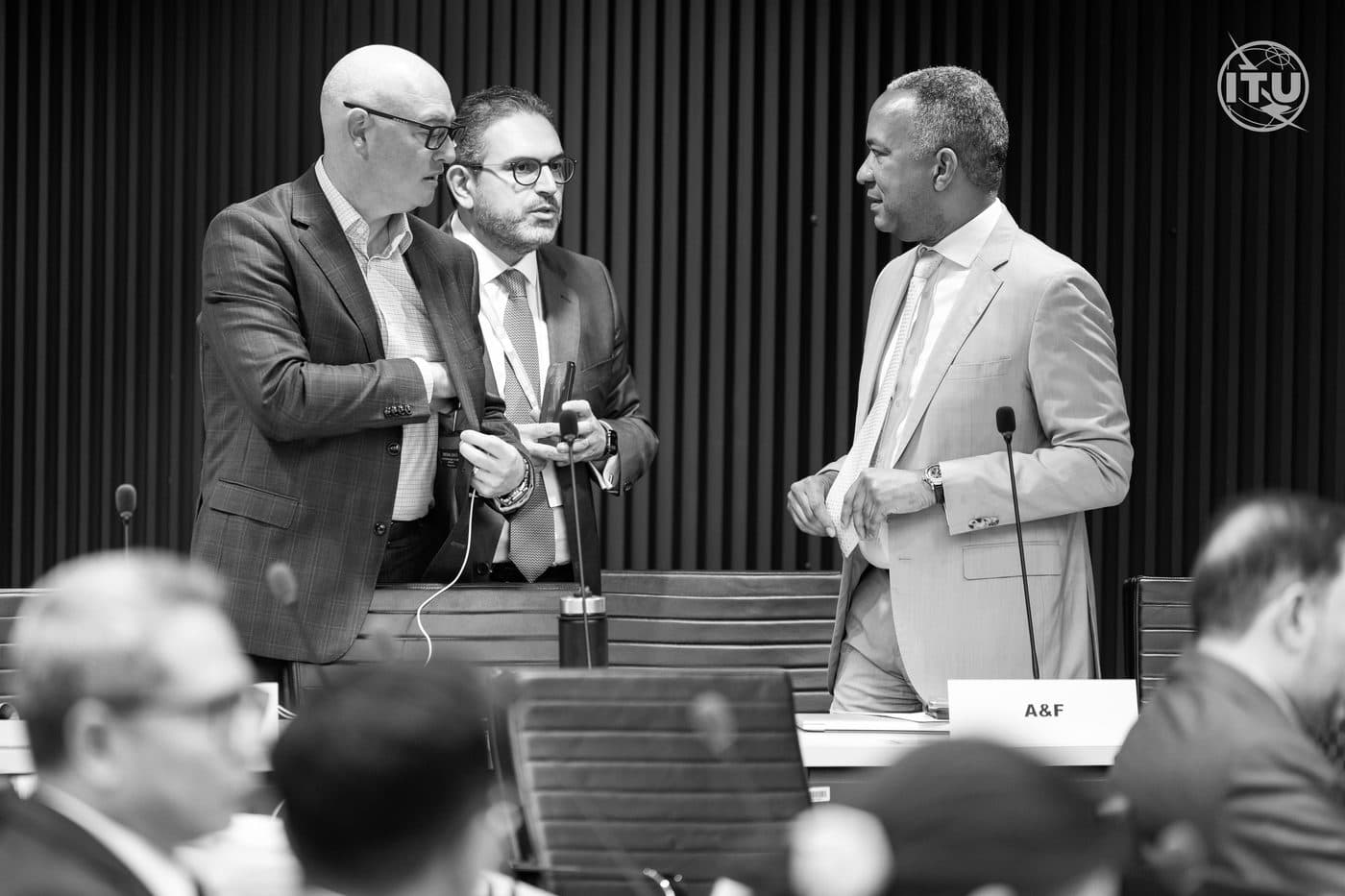 ستيفن بيرو يتحدث في اجتماع للاتحاد الدولي للاتصالات، وتظهر لافتة تحمل اسم دائرة الإدارة والمالية